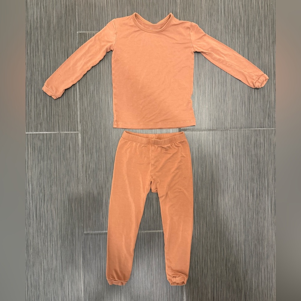 Kyte BABY long sleeved pajamas in terracotta 2T